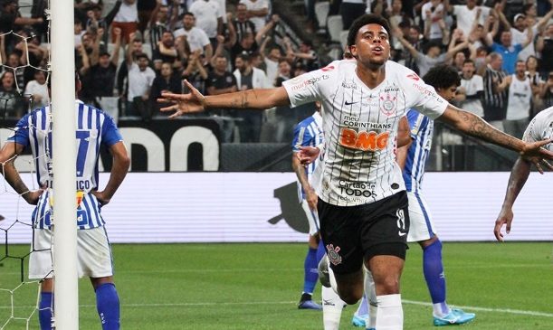 Timão com o pé na Pré-Libertadores. A 35ª rodada serviu pra coroar ainda mais o Flamengo como melhor time disparado do Brasileirão.