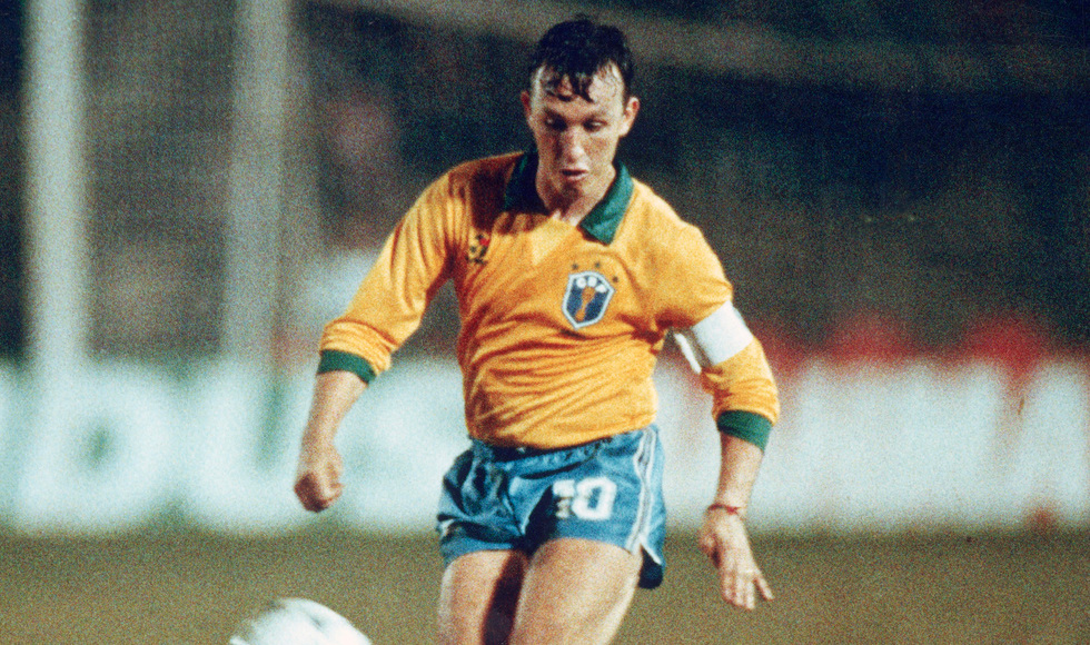 Na Seleção Brasileira o meia-esquerda de chute forte e preciso conquistou o vice do Panamericano de 83, o título do Sul-Americano Junior em 85, a medalha de prata da Olimpíadas de Seul em 88, além do 2º lugar da Copa América do Chile em 91.